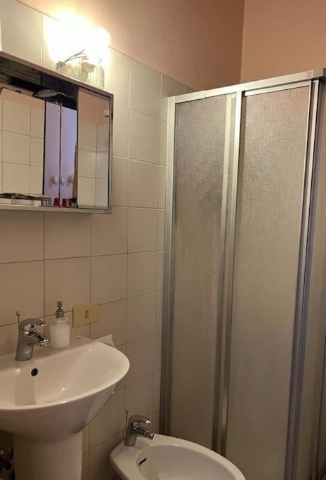 Minimal Studio Con Travi A Vista Piacenza Zewnętrze zdjęcie